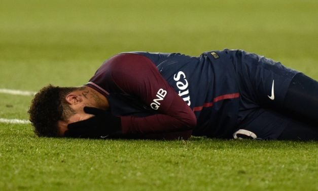 Neymar torce feio o tornozelo em vitória do PSG e deixa o campo chorando