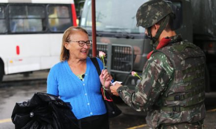Militares do exercito distribuem flores para mulheres em comunidade do Rio de janeiro