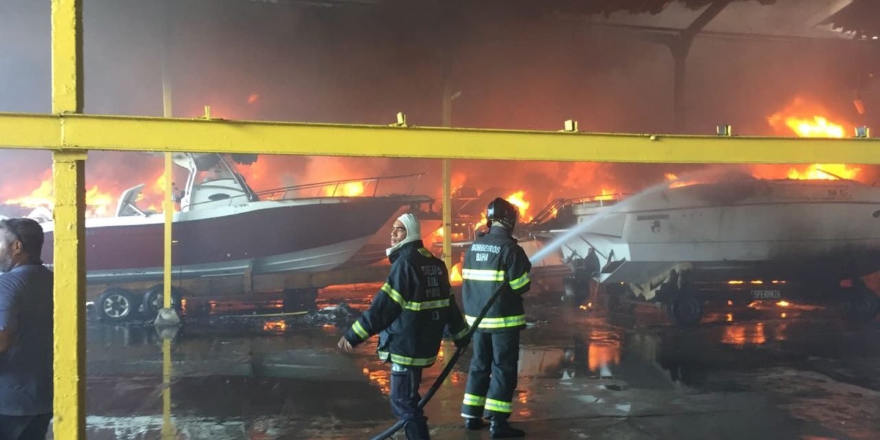 Incêndio atinge estaleiro na Cidade Baixa, em Salvador