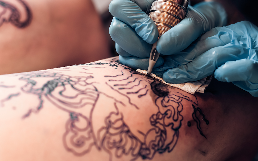 Médicos alertam para risco de tatuagens em pessoas com sistema imunológico enfraquecido