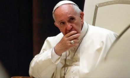 Papa aceita renúncia de bispos envolvidos em escândalos sexuais