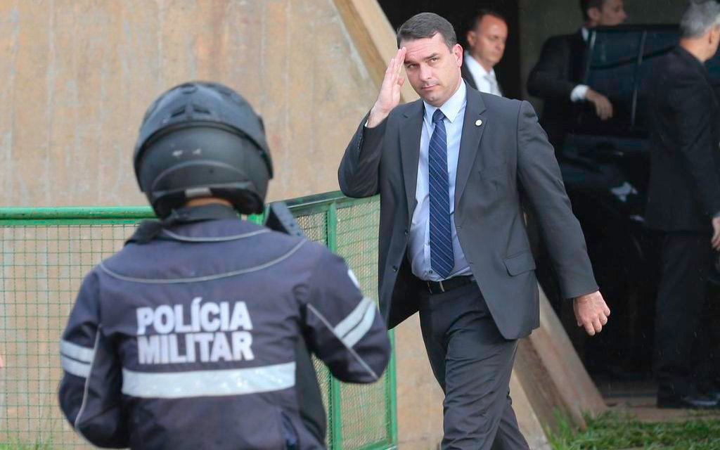 Flávio Bolsonaro faz biometria no Congresso e diz não ter mais nada para falar sobre Coaf