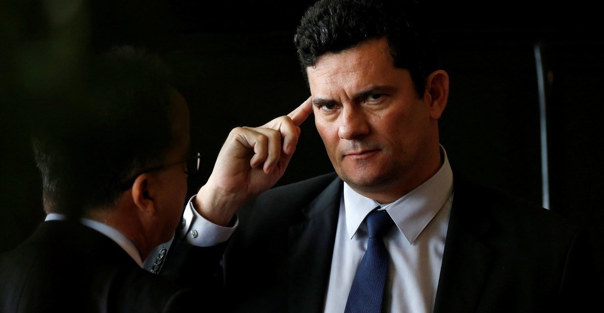 Governo não vai interferir em investigações envolvendo Flávio Bolsonaro, diz Moro
