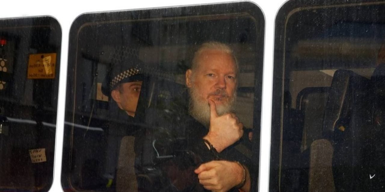 Julian Assange é preso em Londres