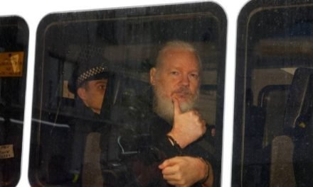 Julian Assange é preso em Londres