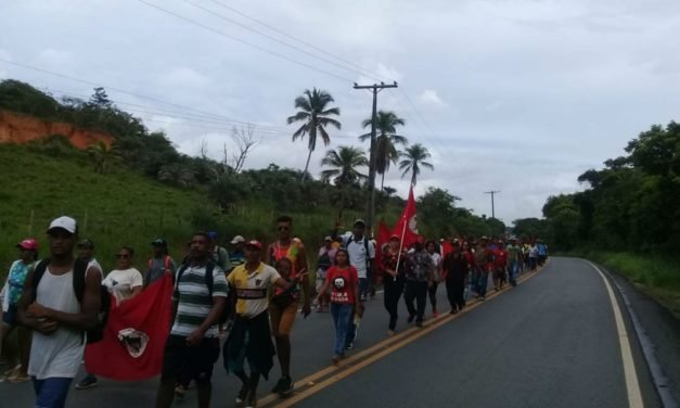 Integrantes do MST realizam passeata na região metropolitana de Salvador