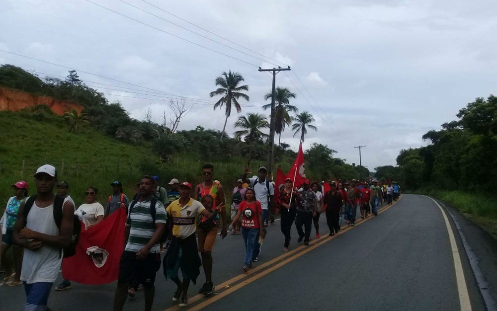 Integrantes do MST realizam passeata na região metropolitana de Salvador