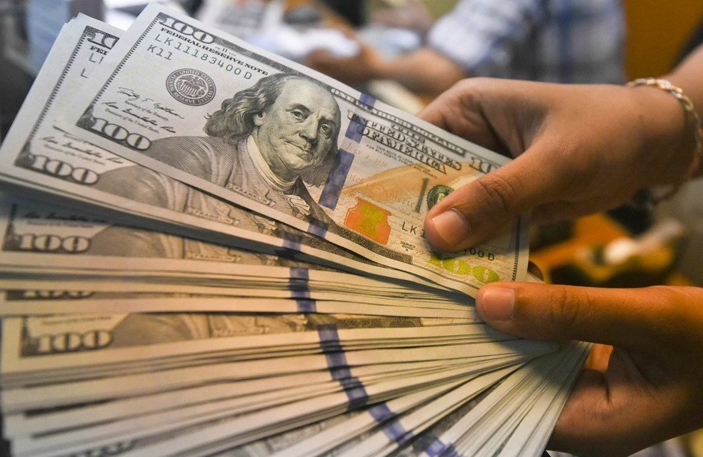 Dólar opera em alta e chega a bater R$ 4,30